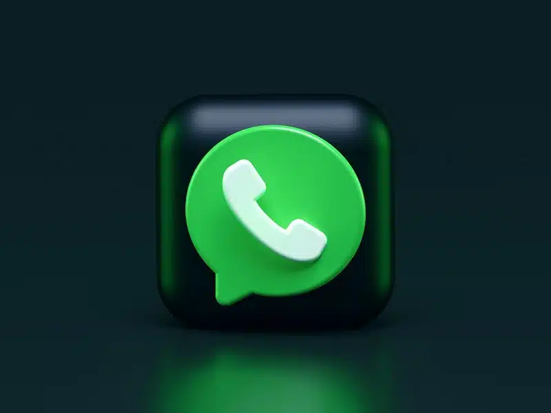 WhatsApp sous l'aile des GAFAM : implications et contexte